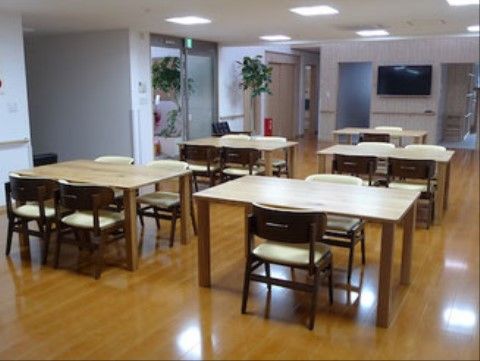 食堂には２人掛けと４人掛けのテーブルがある。車椅子のままでも利用しやすいように十分なスペースが確保されている。
