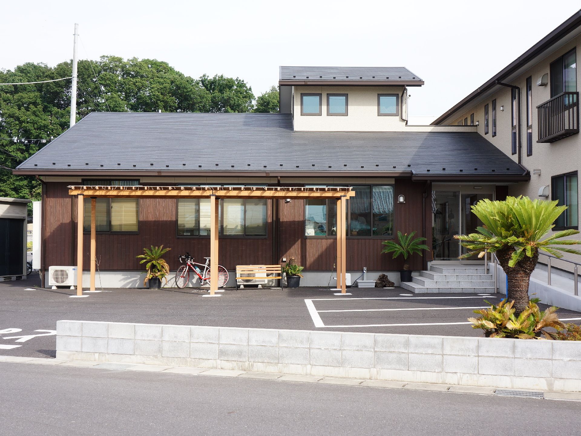 施設の前には駐車スペースがあり、道路との境目にはブロック塀が低めに設置されているだけなので、建物の様子がよく分かる。