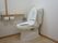 お年寄りでも安心して使えるように、トイレには洋式便器を設置している。また壁には手すりや、緊急時の呼び出しボタンも備え付けられている。