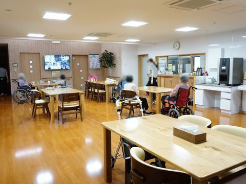 食堂には数多くのテーブルやいすが設置されている。隣には厨房があり、あたたかい食事をとることができます。