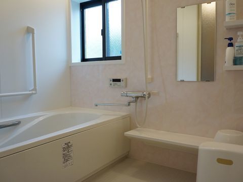 居室のバスルームには腰掛けなども用意されていて、温度調節が可能なシャワーの付いた蛇口が取り付けられている。