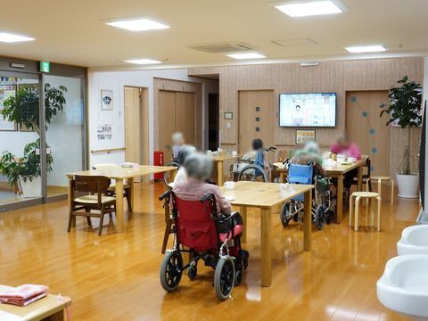 食堂にはテレビが設置され、車椅子の方も一緒にテーブルにつき、テレビをみたりしてくつろぐことができる。