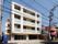 四階建ての建物である。駅から３分であり、ご家族の来訪、ご自身の外出にも便利である。生活しやすい環境が整っている。