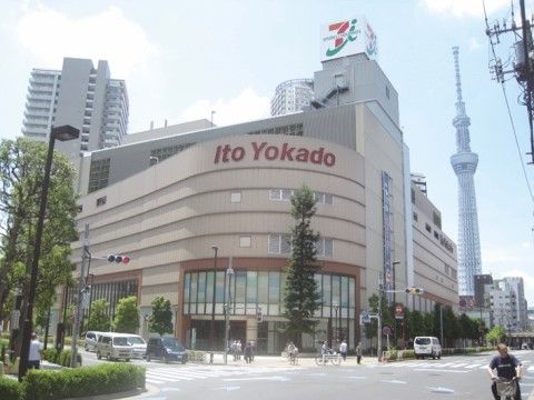 施設の近くにはスーパーがあり、日用品や食事の買い物が可能。散歩ついでにショッピングを楽しんだりと、快適な生活環境が整っている。