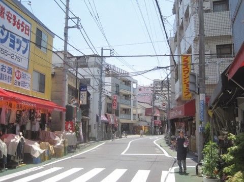 施設の近くには商店街がある。昔ながらの商店街で、懐かしいお店も発見できる。散歩しながら地元の人との交流も楽しめる。