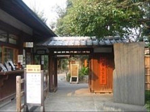 施設の近くにある向島百花園。江戸時代にできた民営の庭園である。園内では四季折々の植物を見ることができ、息抜きの場所にぴったりである。