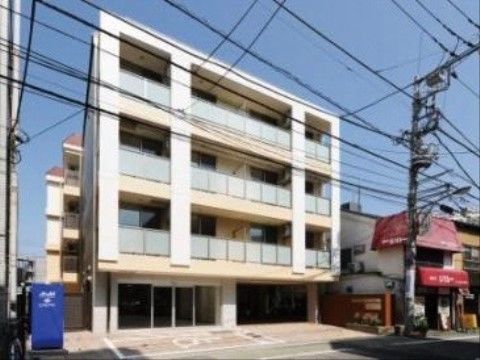 四階建ての建物である。駅から３分であり、ご家族の来訪、ご自身の外出にも便利である。生活しやすい環境が整っている。