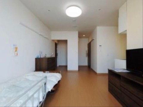 ゆとりのある広い部屋なので、ゆったりとした時間を過ごせる。ベッドには手すりもあり、寝起きも安心である。
