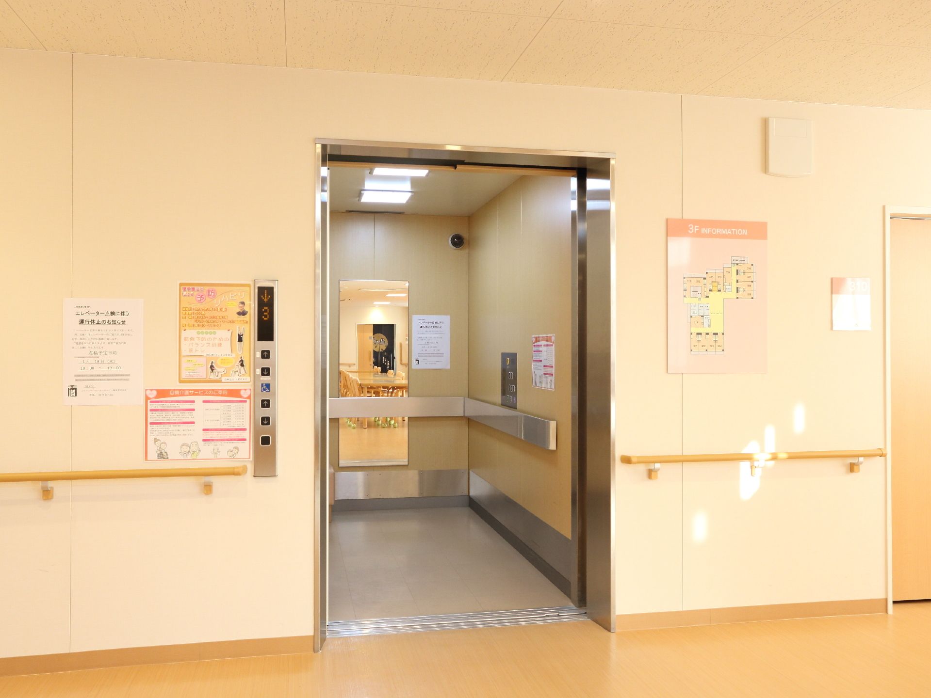 ３階フロアに完備されている、間口の広い大きめのエレベーターである。扉は開かれ、庫内に設置されている鏡が見える。