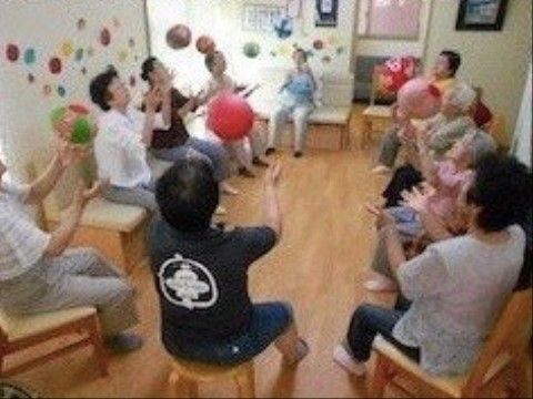 スタッフの指示を受けながら、ボールで手先を動かすご入居者様