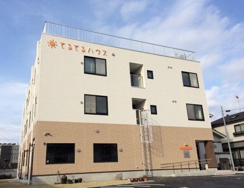 施設名が外壁に書かれており、初めてご来館する人もわかりやすい外観