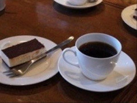 ご入居者様がお召し上がりになる、ティラミスとコーヒー