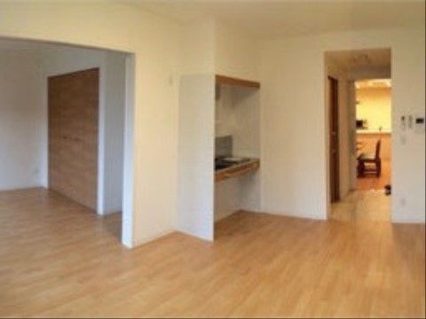 居室は広く、ミニキッチンが設備されている。二部屋あり、奥の部屋にはクローゼットが備え付けられている。