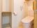 スライド式の戸になっているトイレである。軽い力で開ける事が出来、楽である。また、右上には収納用のボックスが設置されている。