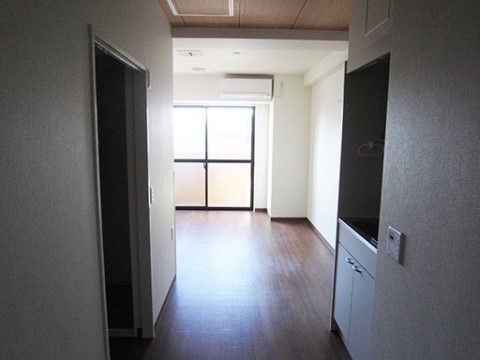 外の自然光が差し込む、室内にトイレ、キッチン付きの個室