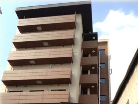 個室は外から見えないように柵がされていることがわかる外観