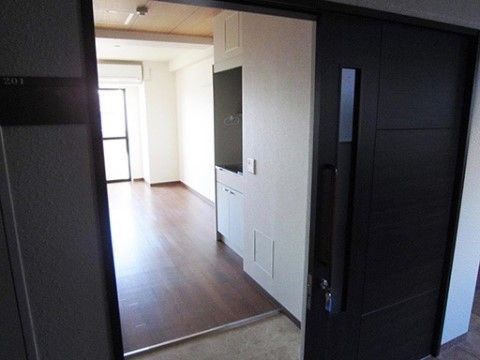 入り口のドアはスライド式。上り口の段差は小さく、部屋の中はバリアフリーになっている。ミニキッチン、エアコンが設置されており、大きな窓がある。