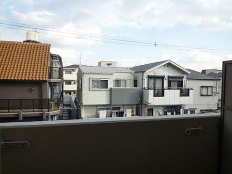 低い位置に洗濯を干すこともできる、各個室のベランダ