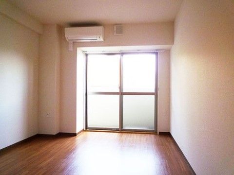 居室はダークブラウンのフローリングを採用しており、落ち着いた雰囲気を感じられる。エアコンを設置しているので、ゆっくりとお過ごしいただける。