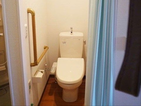 居室内のトイレは手洗いをその場で行えるので、移動の手間がない。ナースコールを設置しているので、安全に利用いただける。