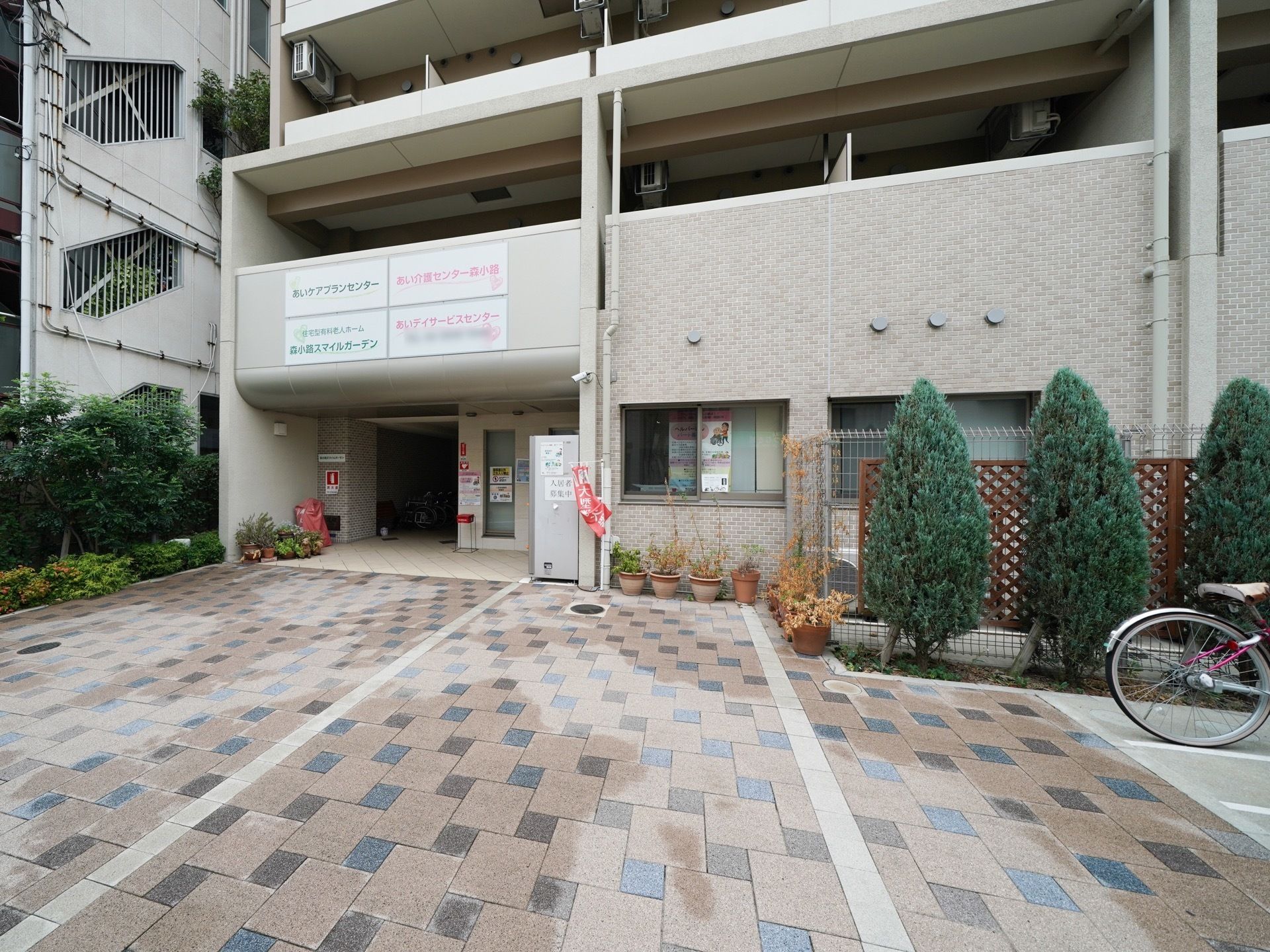 外観はマンションだが、玄関へと続くエントランスはフラットになっており、車椅子をご利用の方も安心してご使用いただける。