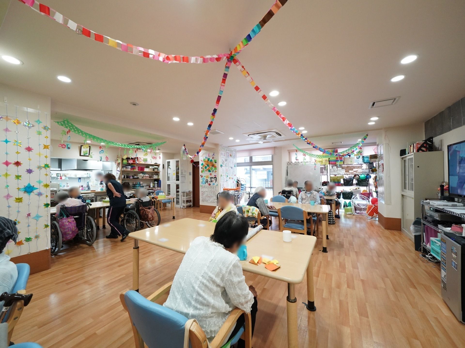 天井や壁に装飾がしてある共有スペースで、ご歓談するご入居者様