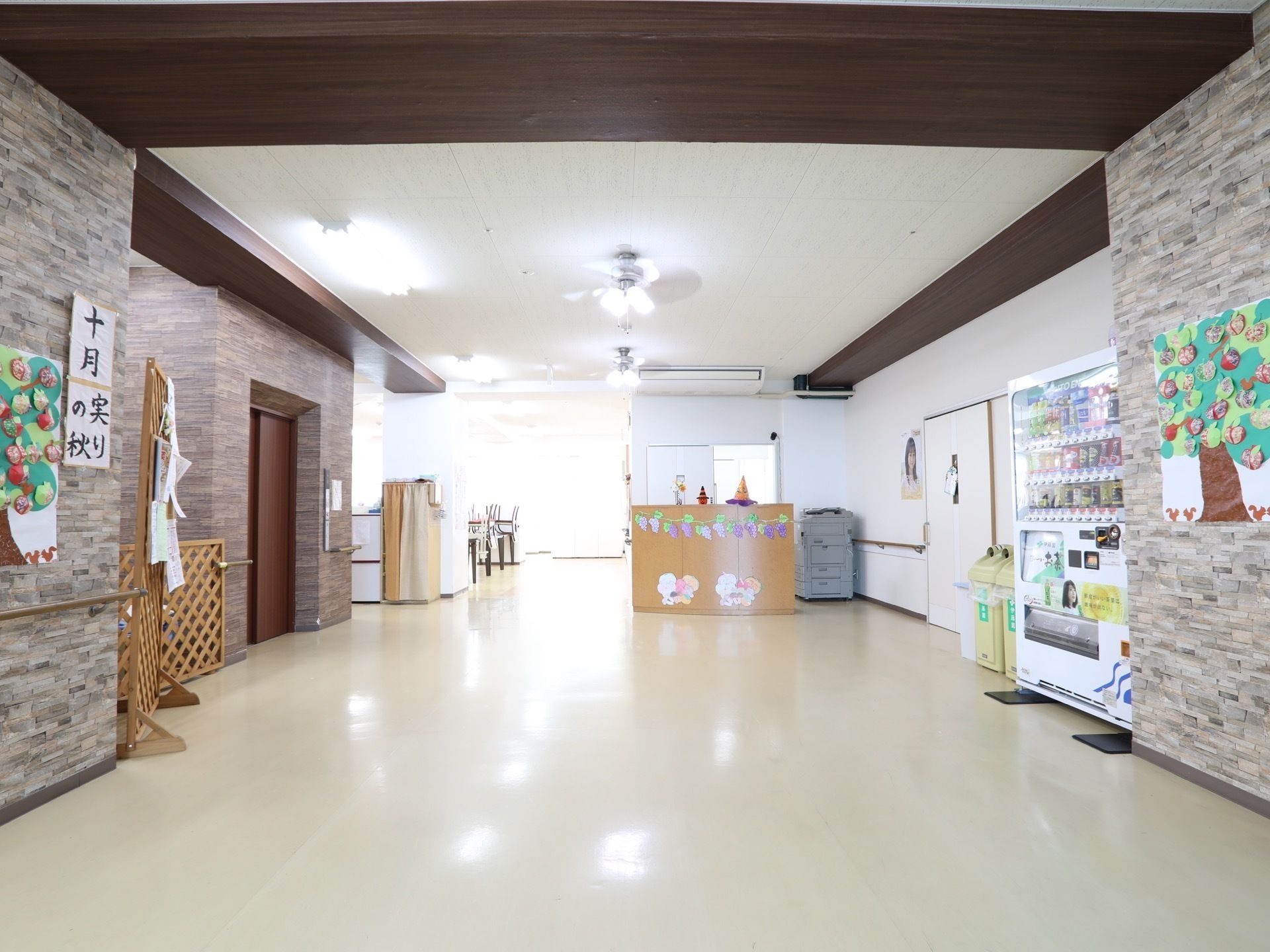 天井には花の形の照明器具が取り付けられている。また、自動販売機が1台設置され、その横にはゴミ箱が置かれている。