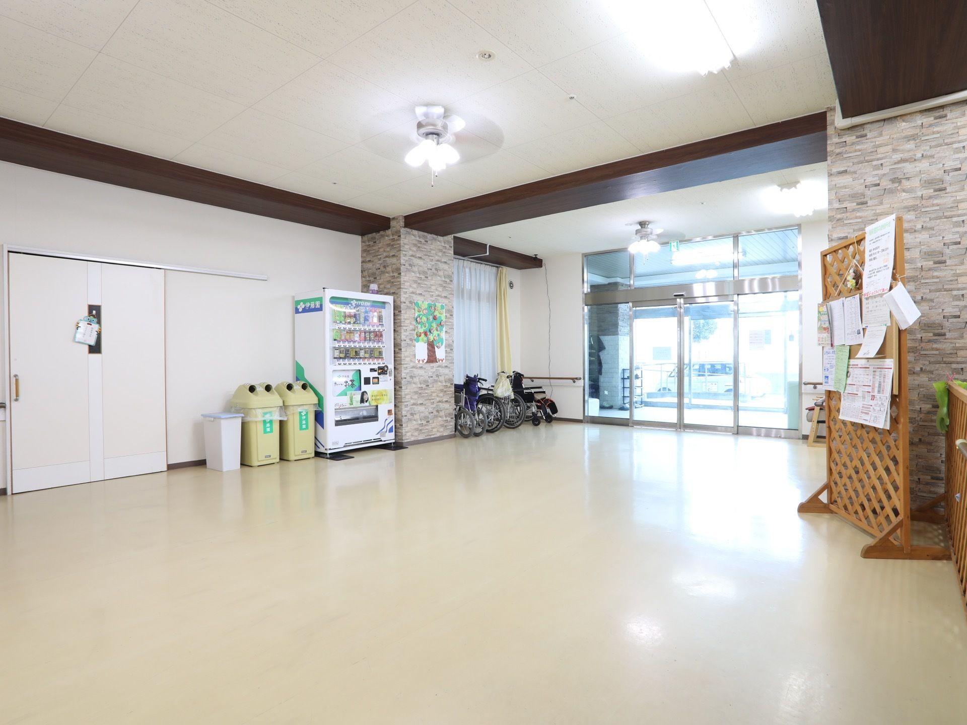 天井には花形の照明が複数取り付けられている。自動販売機が壁際に1台設置されており、横にはゴミ箱が３つ並んで置かれている。