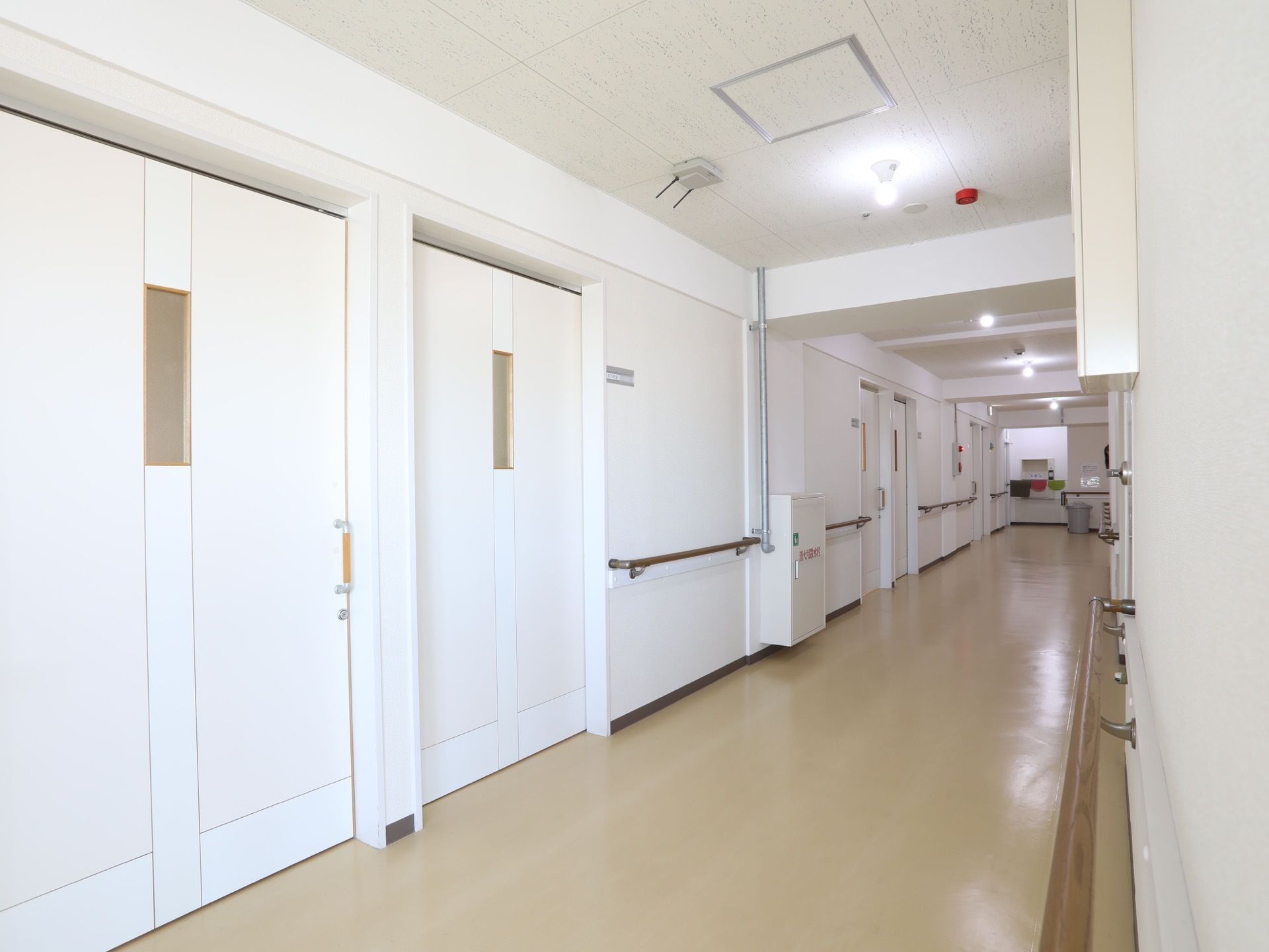 白を基調とした、明るい通路となっている。壁には木製の手すりが取り付けられ、天井にはアンテナが設置されている。