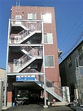 津波の際は4階建て建物の屋上まで登ることのできる非常階段