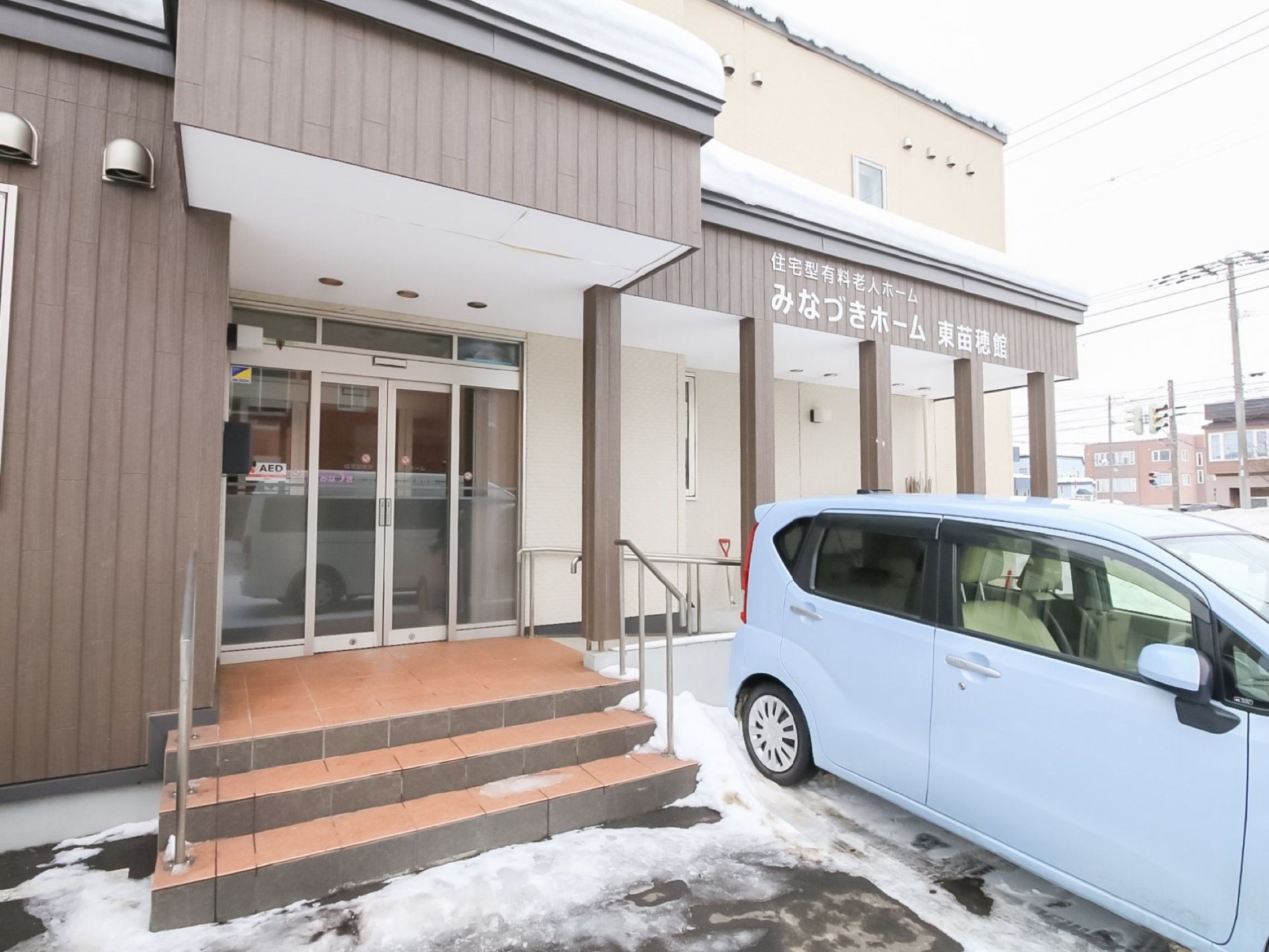 駐車場から玄関がとても近い。玄関脇にスロープが設置されているので車椅子でも楽に玄関までたどり着ける。