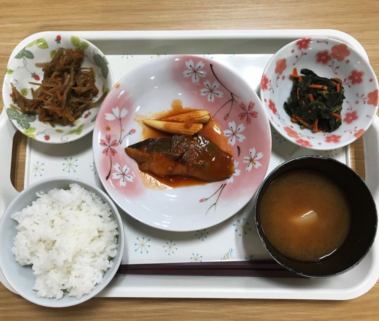 魚の煮つけときんぴらごぼうと、青菜の和え物とごはんと味噌汁