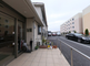 介護施設の入口と駐車場