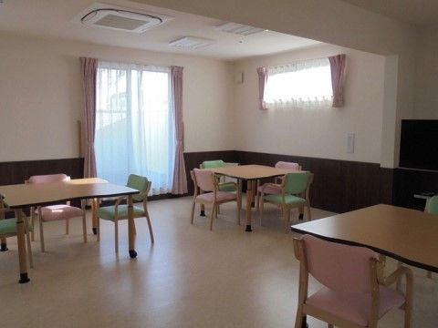四季彩 薮田のリビング兼食堂。食事用のテーブルがいくつか並ぶ。