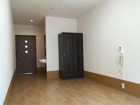 洋服や小物を収納できるタンスの設置してある、天井の高い個室