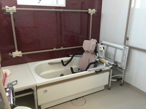 介護浴槽が備え付けられた浴室では、一人での入浴が困難な入居者様でも入浴を楽しむことが可能になっている。