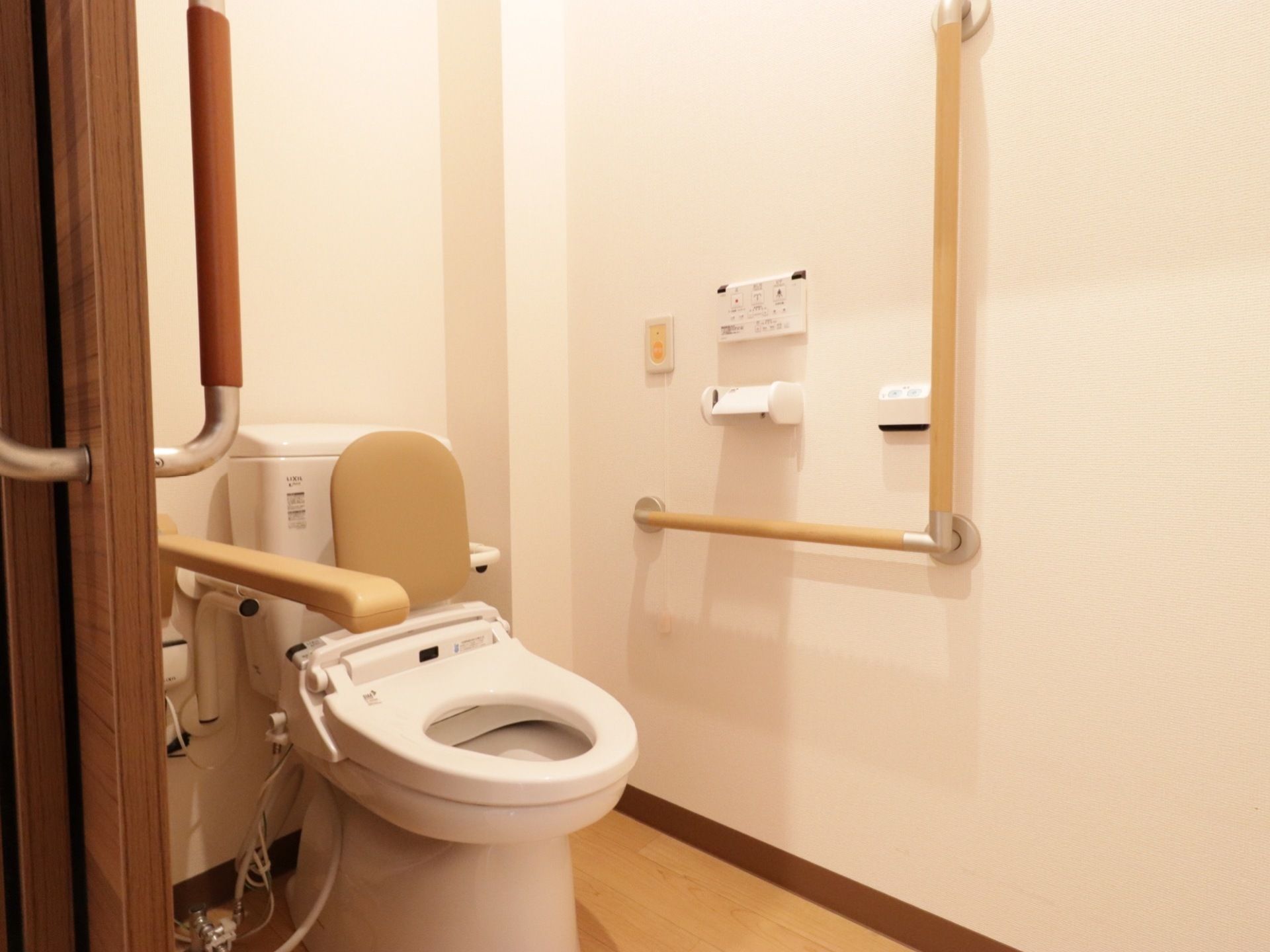 トイレは明るく清潔感がある。扉はスライド式になっており、安全に開閉することができる。呼び出しボタンがあり、緊急時も安心である。