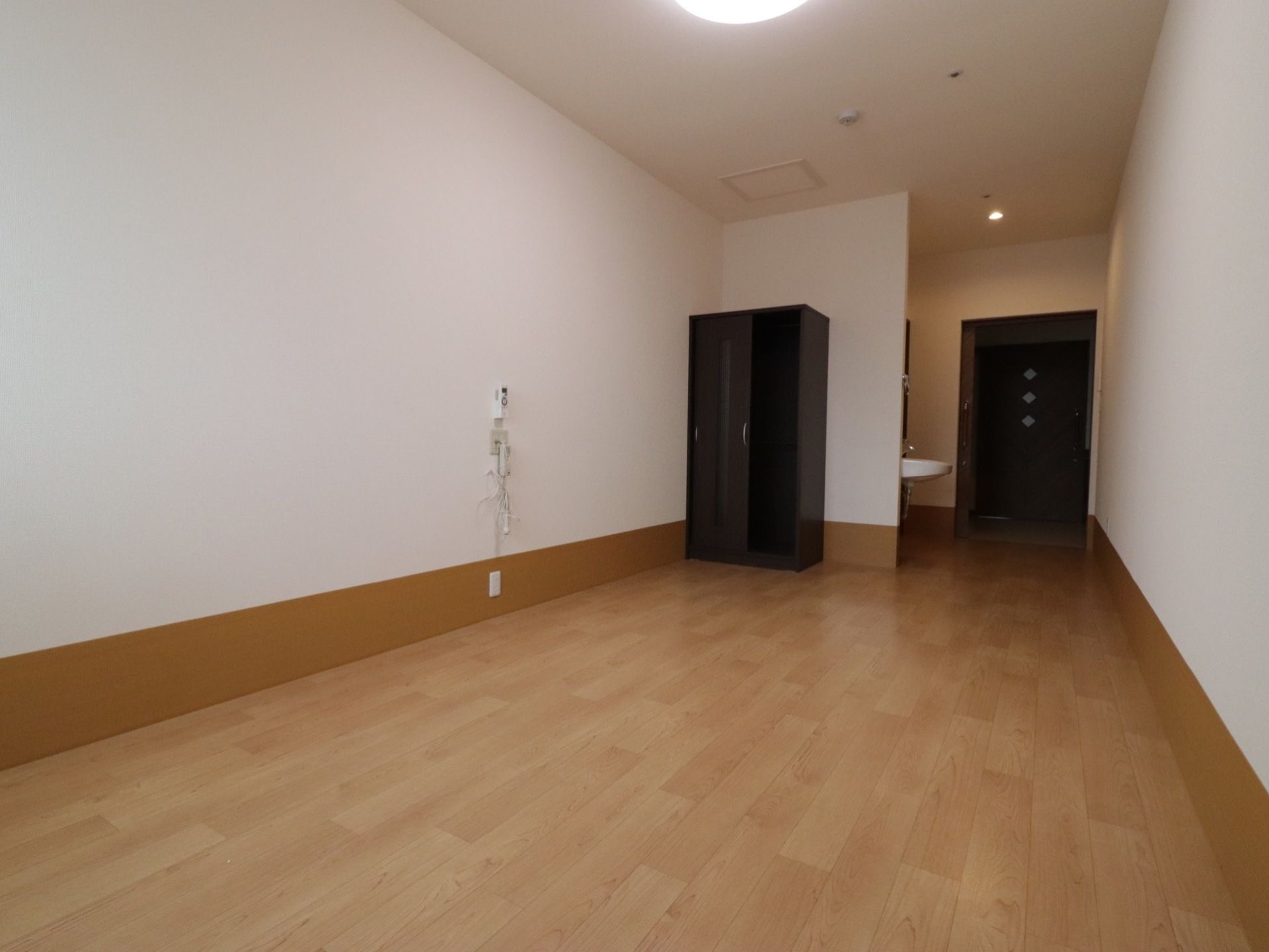 白い壁の清潔感のある居室になっている。好きな家具を持ち込むことができ、自宅と同じようにくつろぐことができる空間を作ることができる。