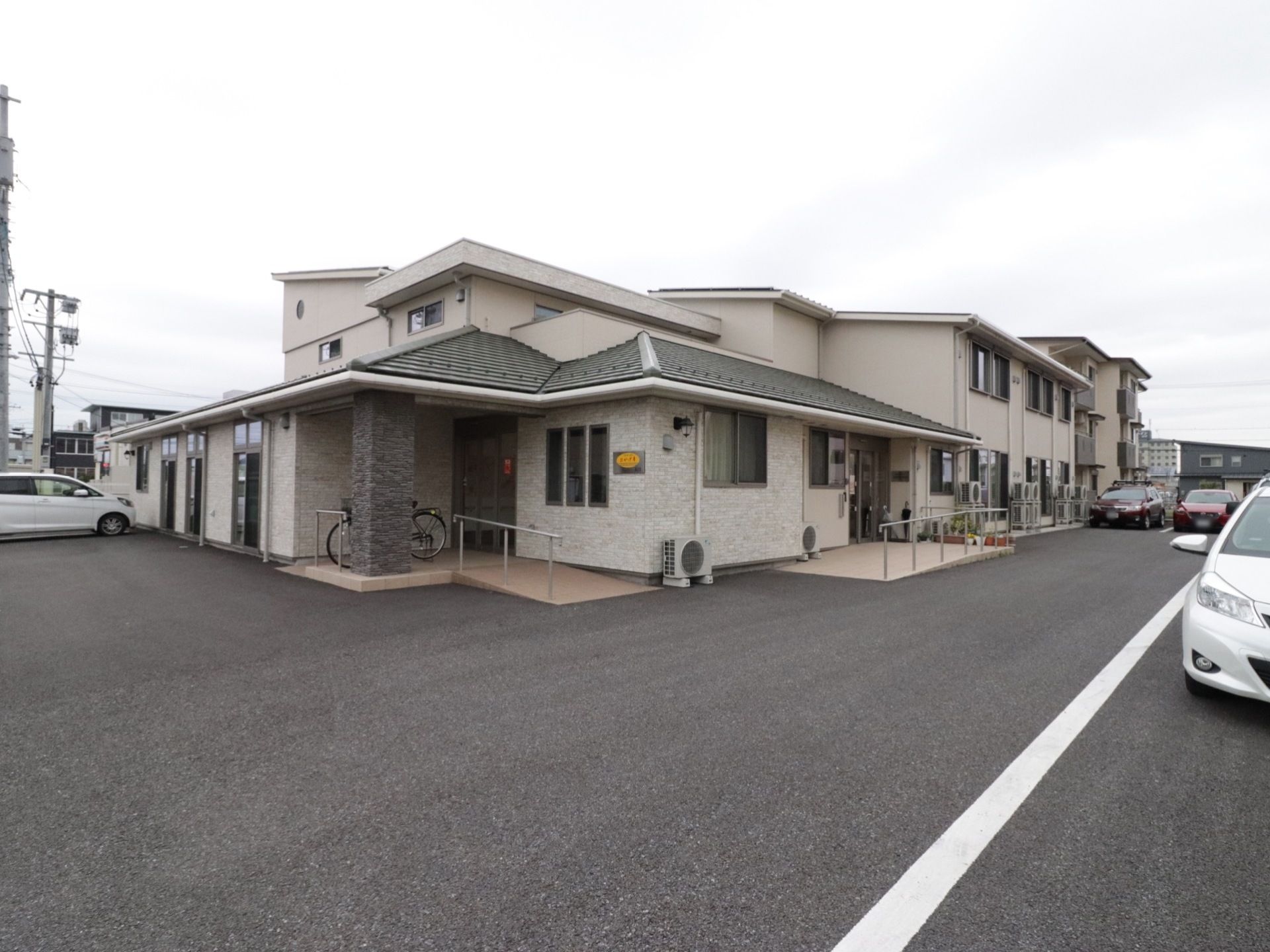 広い敷地があり、建物の周りには駐車場を備えている。手すりが付いたスロープを設置していて車椅子をご利用の方が安心して移動することができる。