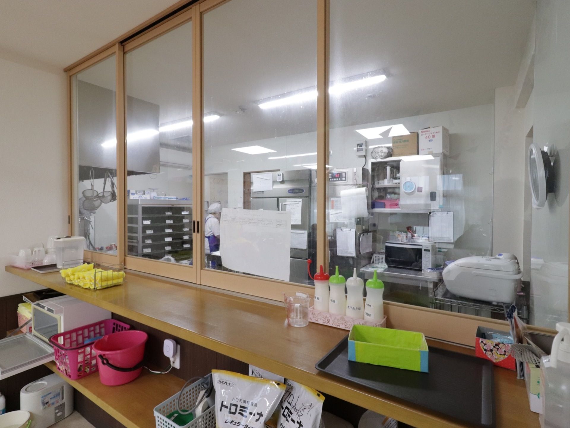 施設内に厨房を備えている。調理を施設内で行っており、栄養面を考えられた食事を提供している。整理整頓された清潔感のある厨房である。
