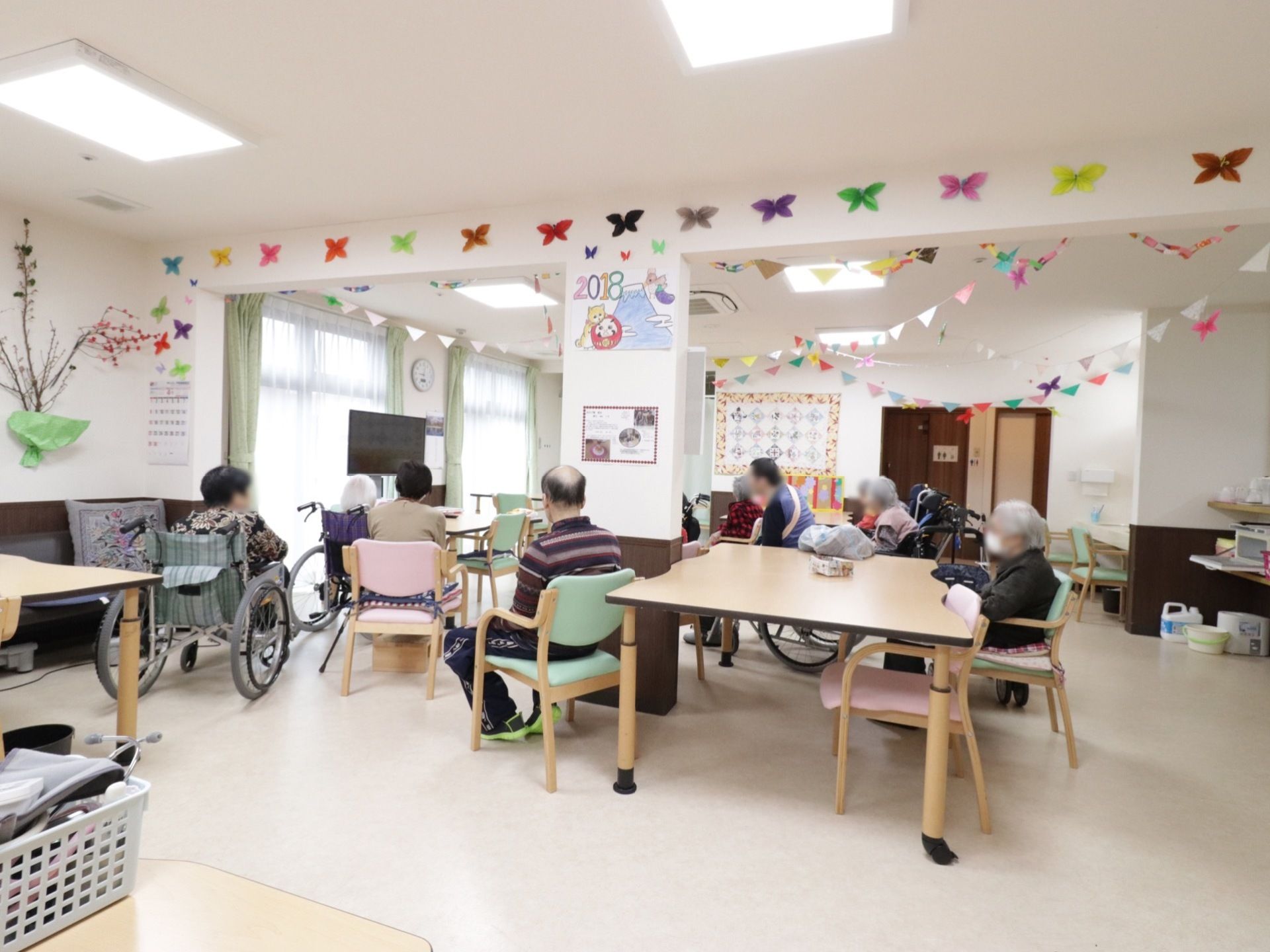明るく広いので、レクリエーションなどを行うことができる。壁には、たくさんの手作りの飾りがあり、明るい雰囲気になっている。