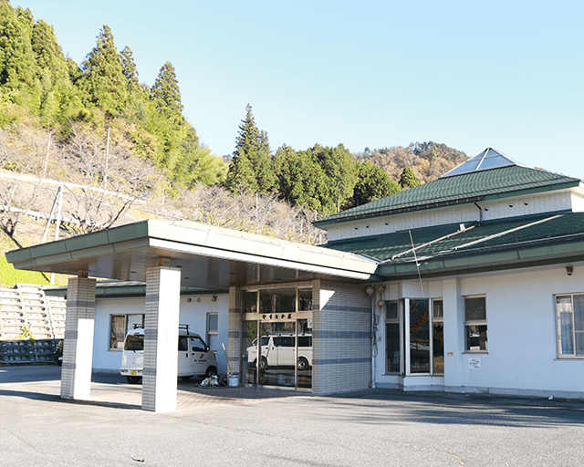 緑に囲まれた施設の入口