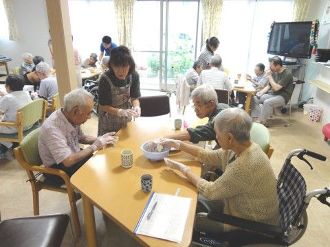 こころ春日井のレクリエーション。おやつ作り。