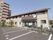 ２階にベランダが付いた２階建ての施設である。１階には、洗濯物干しスペースが設けられている。駐車場が建物裏に用意されている。