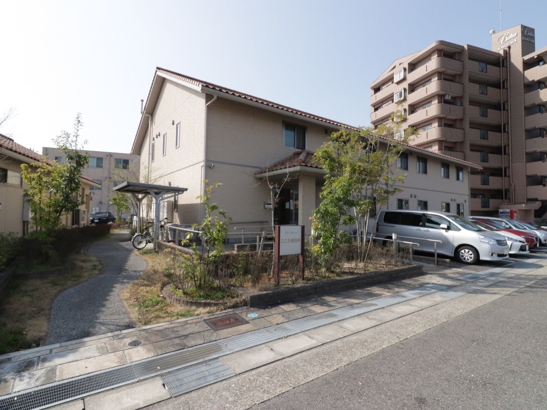 軽量鉄骨造２階建の施設である。エントランスには、スロープが設置されている。駐車スペースが建物前に用意されている。