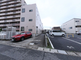 静かな住宅街の駐車場風景