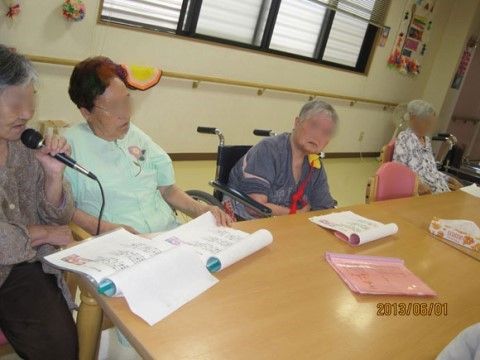 こころ岐阜第１のレクリエーション。カラオケをしている様子。