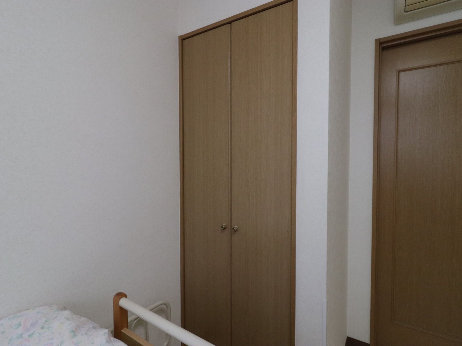 部屋のドアに近い位置には、クローゼットがある。扉が２枚あり、小さい丸い取っ手が２つ付いたデザインである。