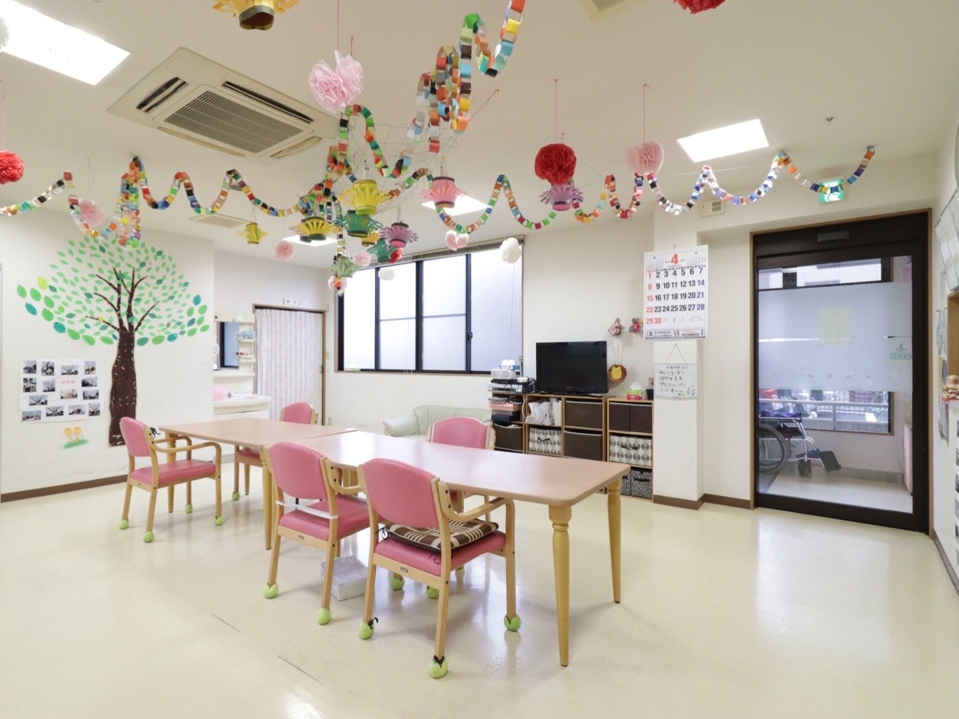 入居者様が集まる共有スペースは、ペーパークラフトを多数用意してカラフルである。壁と床は白を基調としているので明るい。