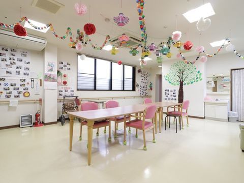 壁や天井に装飾のある、ご入居者様が映った写真を掲示している共有スペース